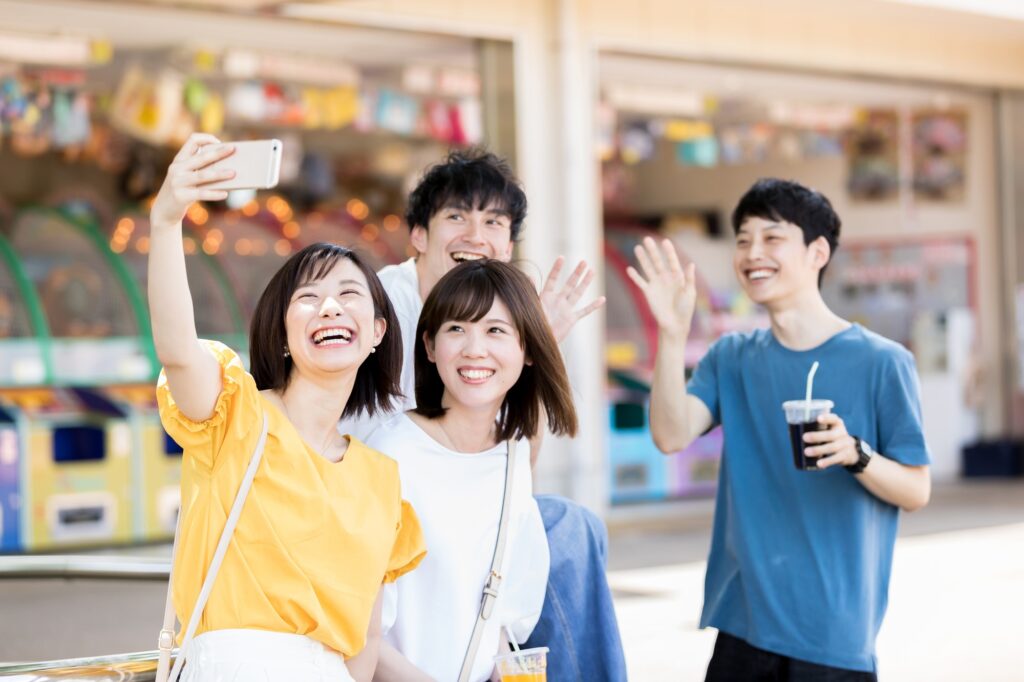 遊園地で楽しむ人々