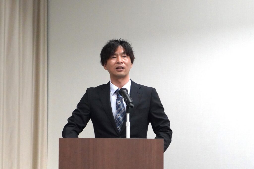 新入社員にメッセージを送る先輩社員 落合章寛